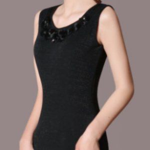 Slim sleeveless skirt with buttocks